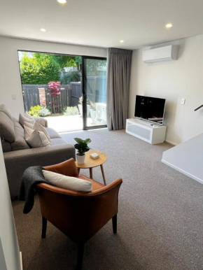 New 2bed2bath townhouse with parking by Hagley Park